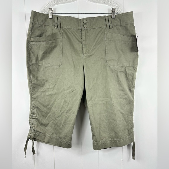 NWT Gloria Vanderbilt Plus Size 18W Olive Green Capris Pants Mid rise 100 Cotton - Picture 1 of 10